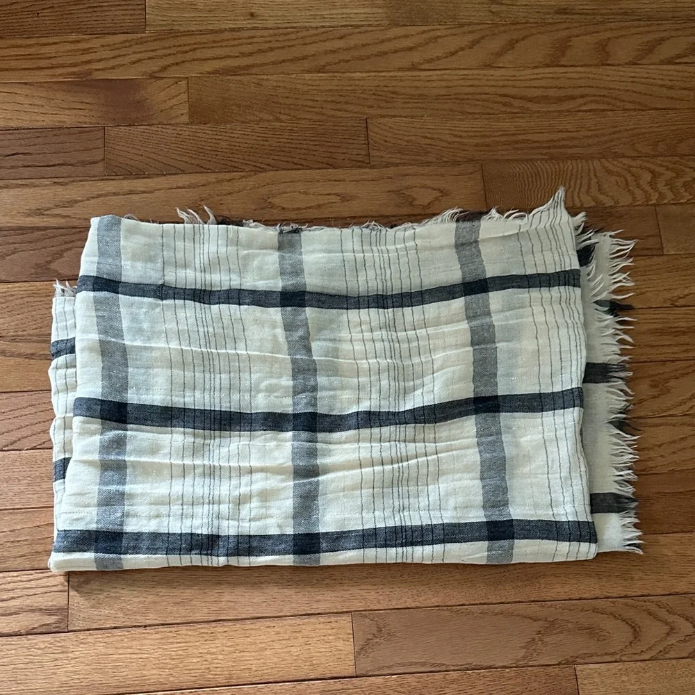 🧣 Women’s scarf Plaid offwhite blue plaid gold wrap VGUC